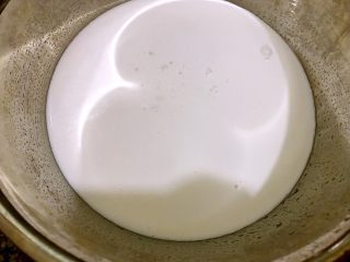 6、椰汁千层马蹄糕,椰汁层就完成了（这个就暂时放置一边，蒸的时候再拿出来）