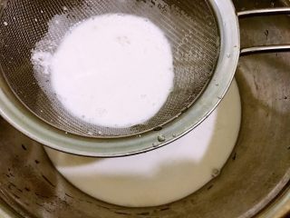 8、椰汁千层马蹄糕,过筛一次