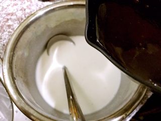 12、椰汁千层马蹄糕,再趁热把熟浆倒入生粉浆里，一边倒一边要不停的搅拌