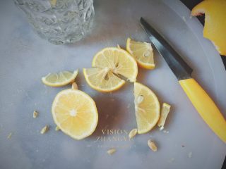 5、夏日西柚MOJITO,柠檬切一片完整的圆形插在杯子上装饰用。