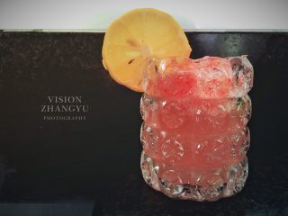 10、夏日西柚MOJITO,倒入三分之一的西柚汁，剩下三分之二倒入雪碧。