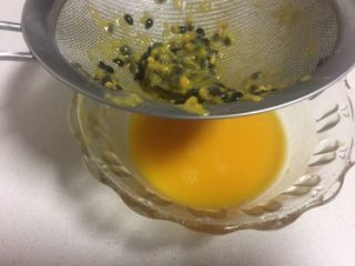 1、百香果芒果慕斯,百香果过滤成百香果汁。