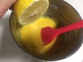 4、百香果芒果慕斯,挤入柠檬汁混合均匀。