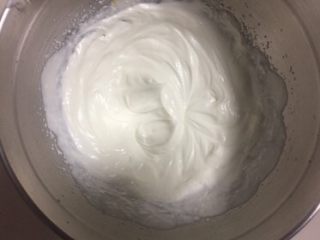 5、百香果芒果慕斯,6.淡奶油加20克细砂糖打发至五.六分发即可。