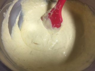 6、百香果芒果慕斯,淡奶油和芒果泥混合均匀。