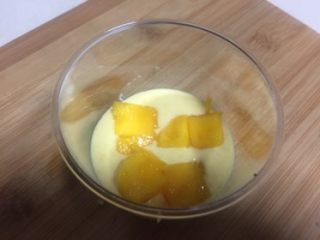 10、百香果芒果慕斯,铺上芒果粒。