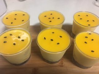 14、百香果芒果慕斯,镜面稍微凝固摆上百香果的籽，装饰用，这步可以忽略。