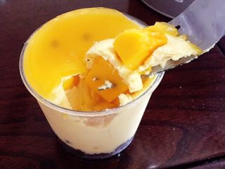 15、百香果芒果慕斯,做好的慕斯要入冰箱冷藏四小时。