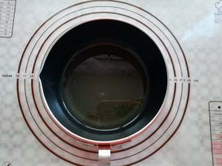 2、芝麻小酥饼,在小锅里倒入60克的食用油