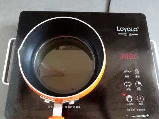 3、芝麻小酥饼,中火加热食用油，不用沸腾，关火放凉