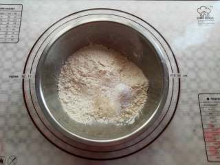 4、芝麻小酥饼,低筋面粉和泡打粉混合均匀