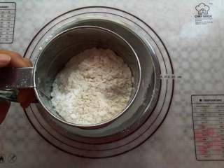 5、芝麻小酥饼,把面粉过筛一下