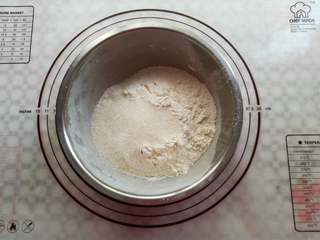 6、芝麻小酥饼,在面粉里加入白砂糖