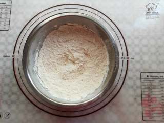 7、芝麻小酥饼,把面粉和白砂糖混合均匀