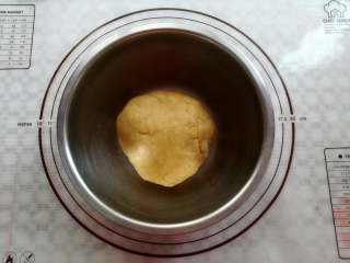 10、芝麻小酥饼,把面团揉到没有干粉的状态