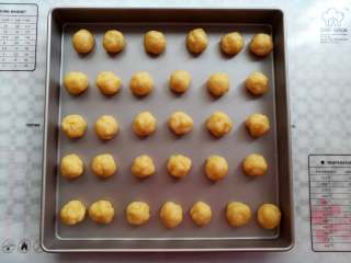 11、芝麻小酥饼,把面团分成硬币大小的小球