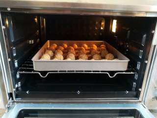 14、芝麻小酥饼,烤盘放入预热好的烤箱中层