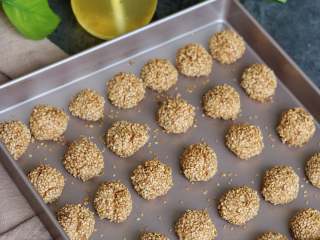 16、芝麻小酥饼,芝麻小酥饼烤熟后取出放凉