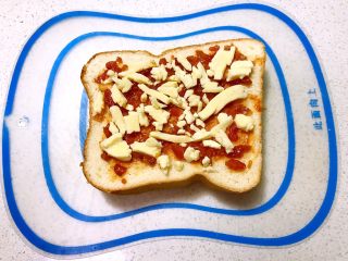 6、吐司披萨,撒上一层芝士碎