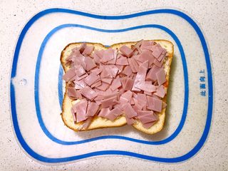 8、吐司披萨,均匀的放上美式火腿片