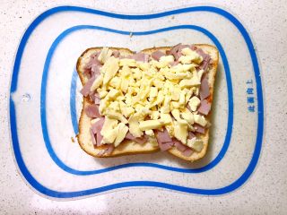 9、吐司披萨,再撒上一层芝士碎