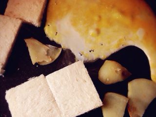 2、懒人早餐,吐司切块，土豆煎软（切的越薄越好），培根和鸡蛋，所有食材都放在平底锅煎热，不要焦掉哦