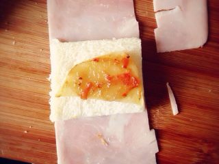 3、懒人早餐,土豆上抹上披萨酱或者沙拉酱或者番茄酱果酱，随你喜好