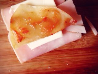 4、懒人早餐,培根肉把面包土豆包起来，再放一片奶酪和土豆（顺序随机）