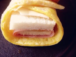 6、懒人早餐,外面包上鸡蛋饼，用牙签固定