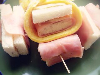 7、懒人早餐,剩下的食材，用培根肉包就好了，吐司里面依然是土豆 奶酪，