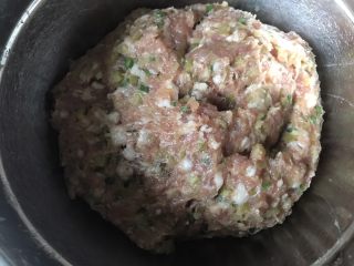 4、榨菜鲜肉月饼,放入榨菜末跟葱末搅拌均匀