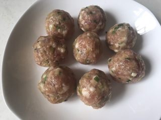 5、榨菜鲜肉月饼,搅拌好的肉馅分成35个一个搓圆