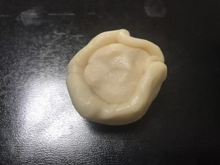 9、榨菜鲜肉月饼,慢慢收口，然后收口朝下放好，盖保鲜膜