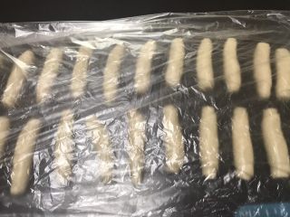 12、榨菜鲜肉月饼,按照先后顺序依次做完，按照顺序做是为了让面团有时间松弛