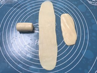 13、榨菜鲜肉月饼,再次取第一个卷好的面团，用手掌摁一下然后擀成长舌状，比之前擀的要窄一些，由上至下卷起