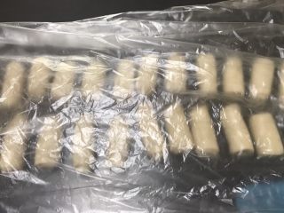 14、榨菜鲜肉月饼,依次全部做好保鲜膜盖好