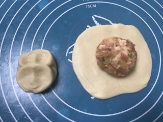 15、榨菜鲜肉月饼,取一个擀卷好的面团两头捏住，擀成圆形，包上肉馅