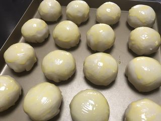 18、榨菜鲜肉月饼,一个蛋黄打散，刷上蛋黄液，喜欢颜色重一点就等干了再刷一边，我刷了两边，如果用土鸡蛋可能一边够了，烤箱预热185度