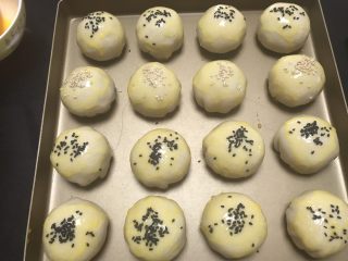 19、榨菜鲜肉月饼,刷好蛋液撒上芝麻，黑芝麻白芝麻随意哈