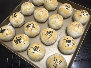 21、榨菜鲜肉月饼,出炉