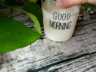 1、焦糖奶茶,准备一杯纯牛奶