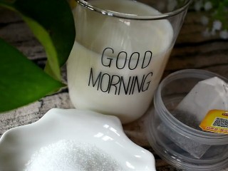 3、焦糖奶茶,还有一包红茶包。如果喜欢茶味浓郁的可以放两包