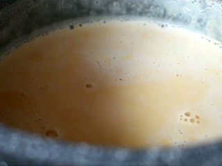 9、焦糖奶茶,煮至奶茶开，捞出茶包，离火