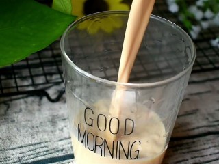 10、焦糖奶茶,倒入杯子中。焦糖奶茶就做好啦，是不是特别简单呢？