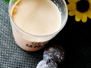 11、焦糖奶茶,再配上几块饼干，美美哒