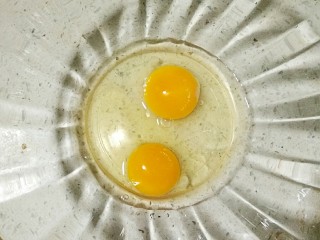 1、芝香蛋卷,两个鸡蛋打入碗中。