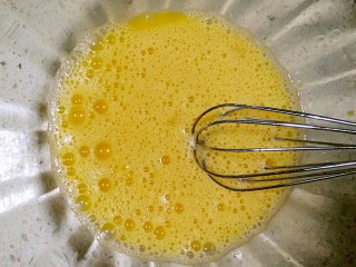 3、芝香蛋卷,将白糖和蛋液一起打散,打到白糖完全融化在蛋液中。