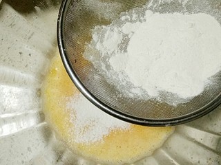 4、芝香蛋卷,在打好的蛋液中筛入低粉。