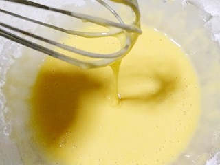 7、芝香蛋卷,继续打匀,让油和粉糊完全融合。