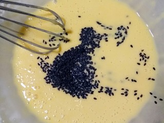 8、芝香蛋卷,再加入适量的黑芝麻。